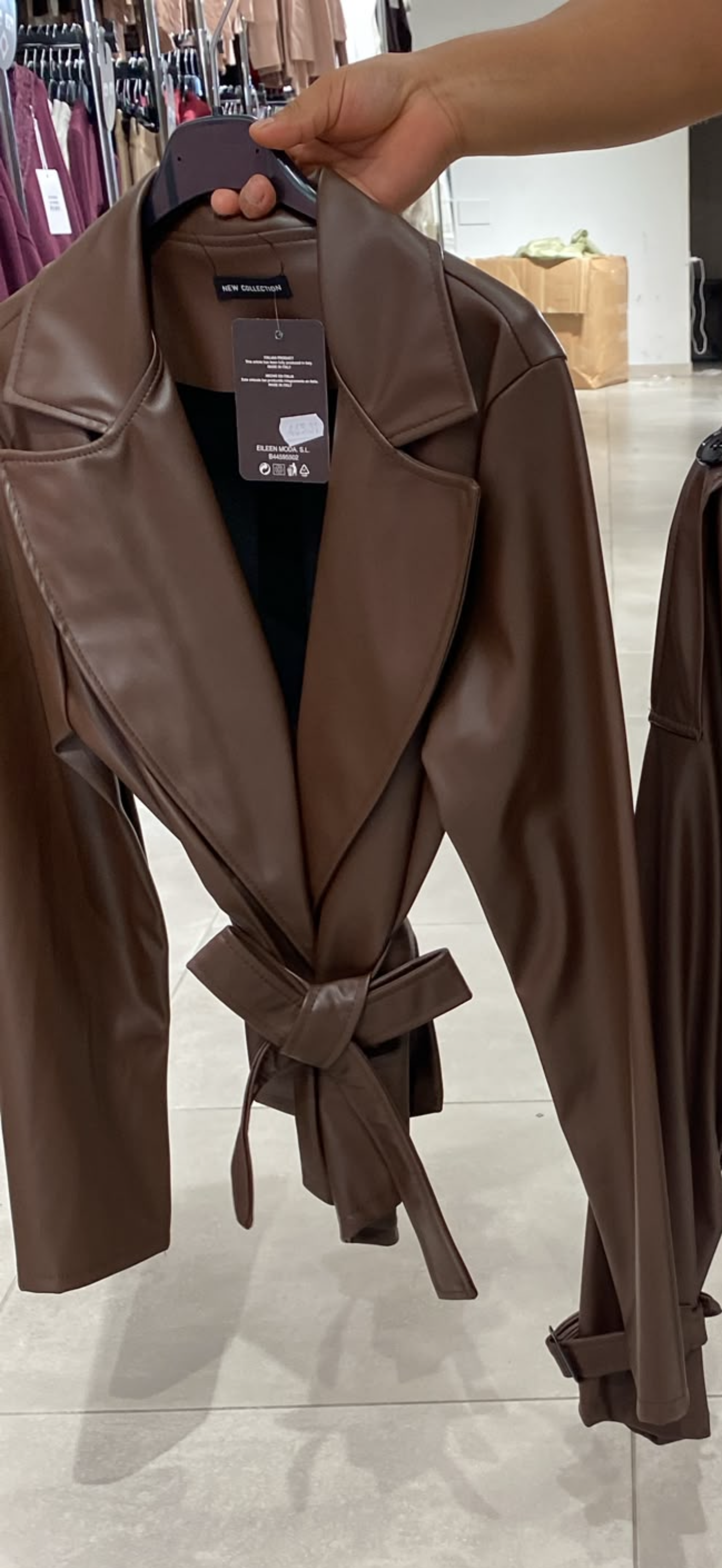 Gabardina cuero corta